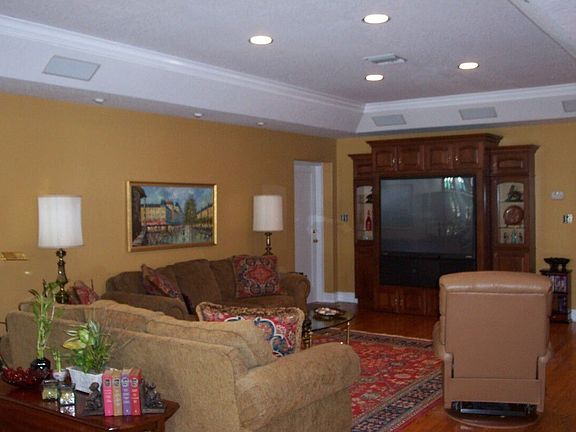 Family Rm w/surround sound 
