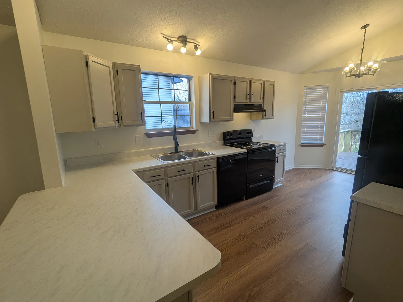 3 bed, 1200 sqft, $1,650 — Photo 2
