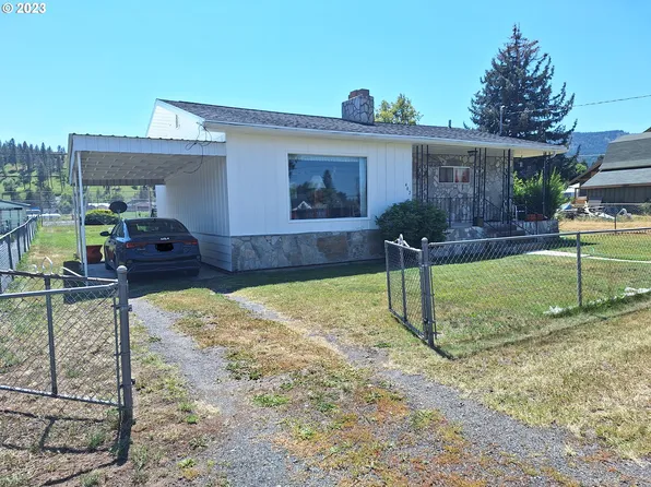 402 3rd St, Wallowa, OR 97885