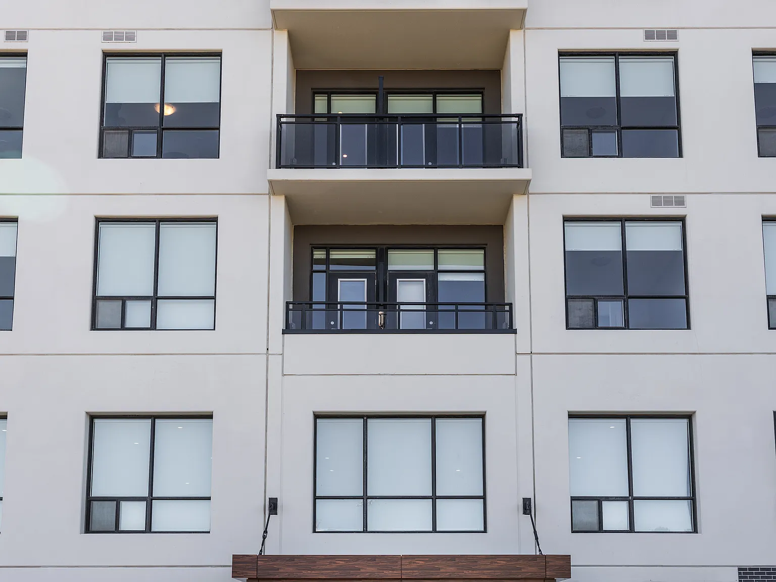 4286 King St E — Photo 1