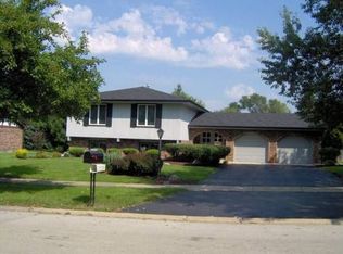 17W010 Fern St, Willowbrook, IL 60527