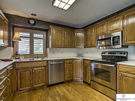3rd image of 834 N 131st Ct