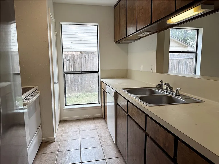 704 Cross Timbers Dr — Photo 5