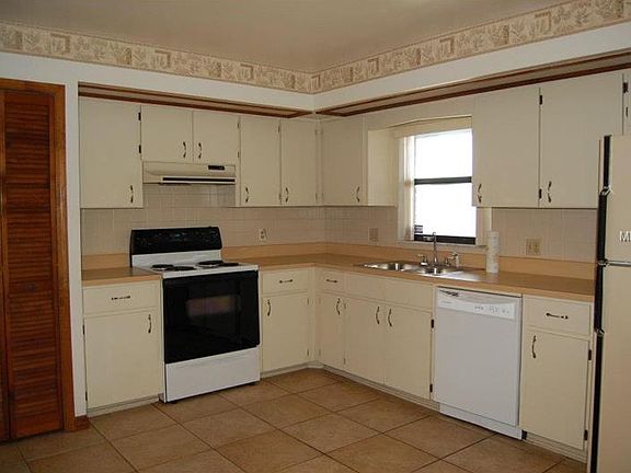 3rd image of 3212 Lackland Dr