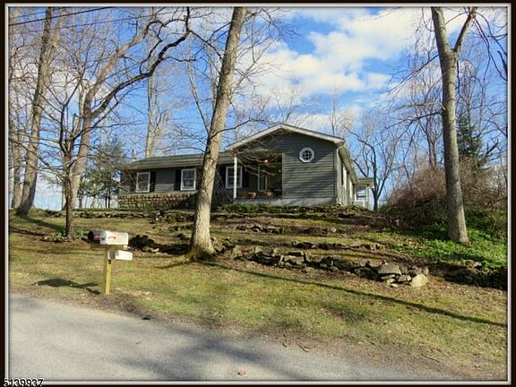 3rd image of 910 Edgewood Dr