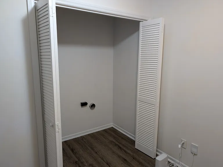 Laundry hookups (no washer/dryer)