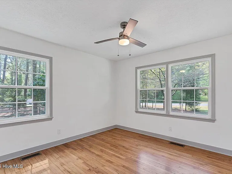 109 Grampian Way — Photo 28