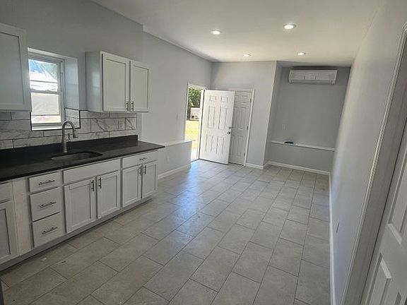 3rd image of 524 Nichols Rd