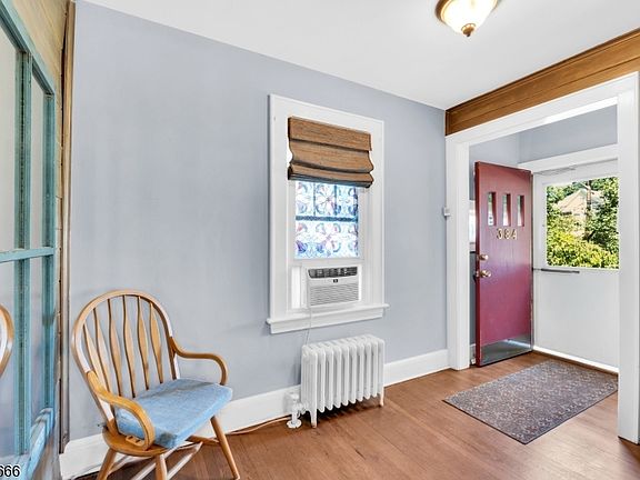 4th image of 384 Catherine St