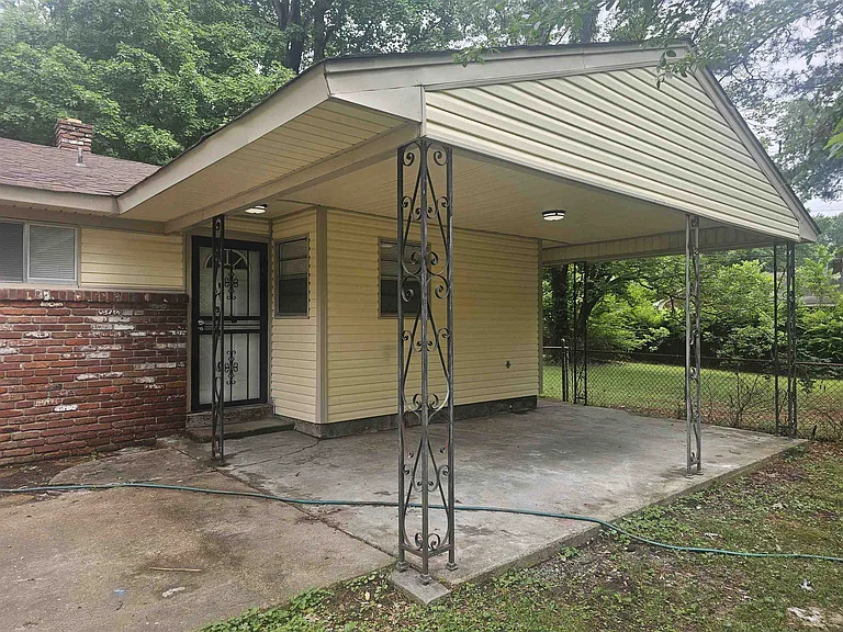 1725 Claire Ave — Photo 2