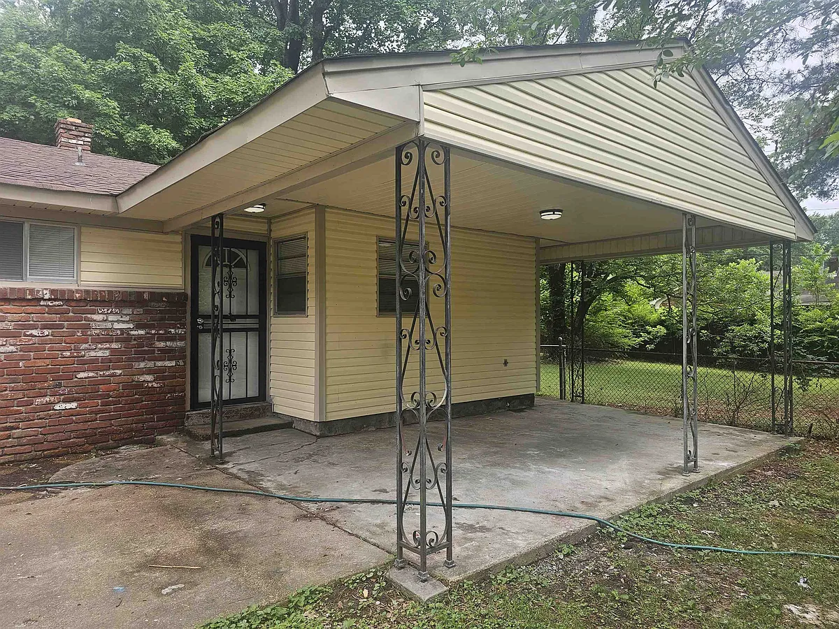 Building Photo - 1725 Claire Ave