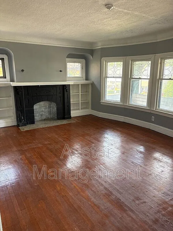 4 bed, 1.0 bath, 1200 sqft, $1,250 — Photo 3