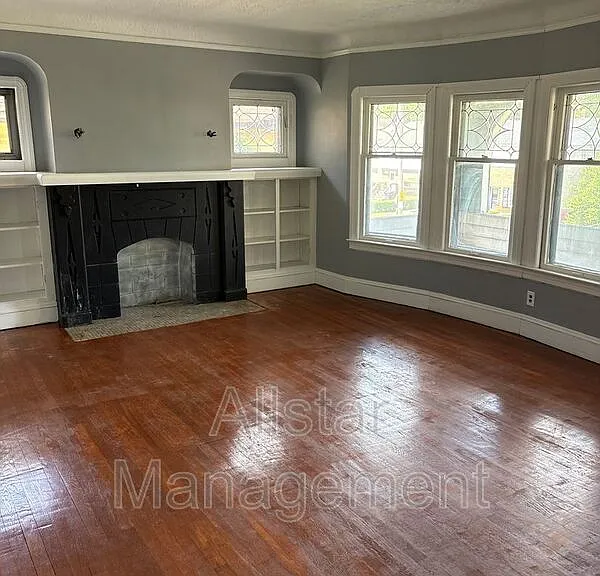 3255 E 139th St #UP — Photo 3