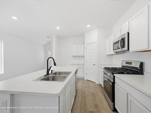 3rd image of 1109 Saddle Dr