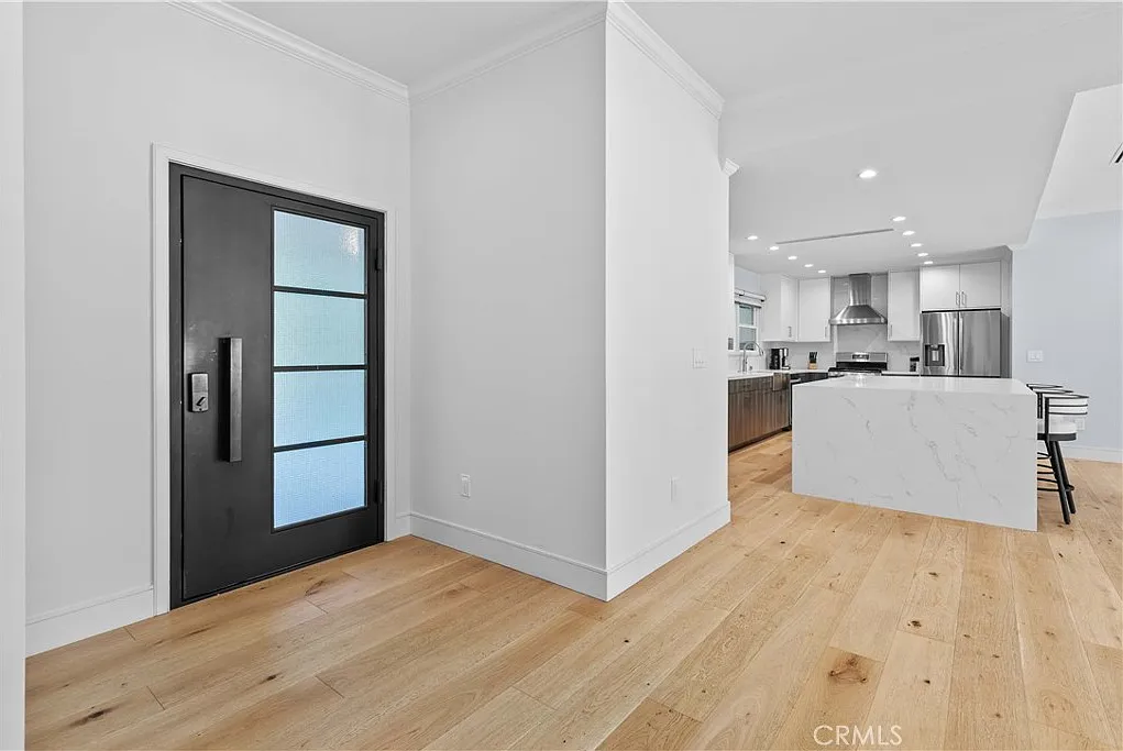 3 bed, 2310 sqft, $7,900 — Photo 3
