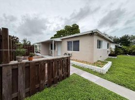 1049 SW 3rd St, Hallandale, FL