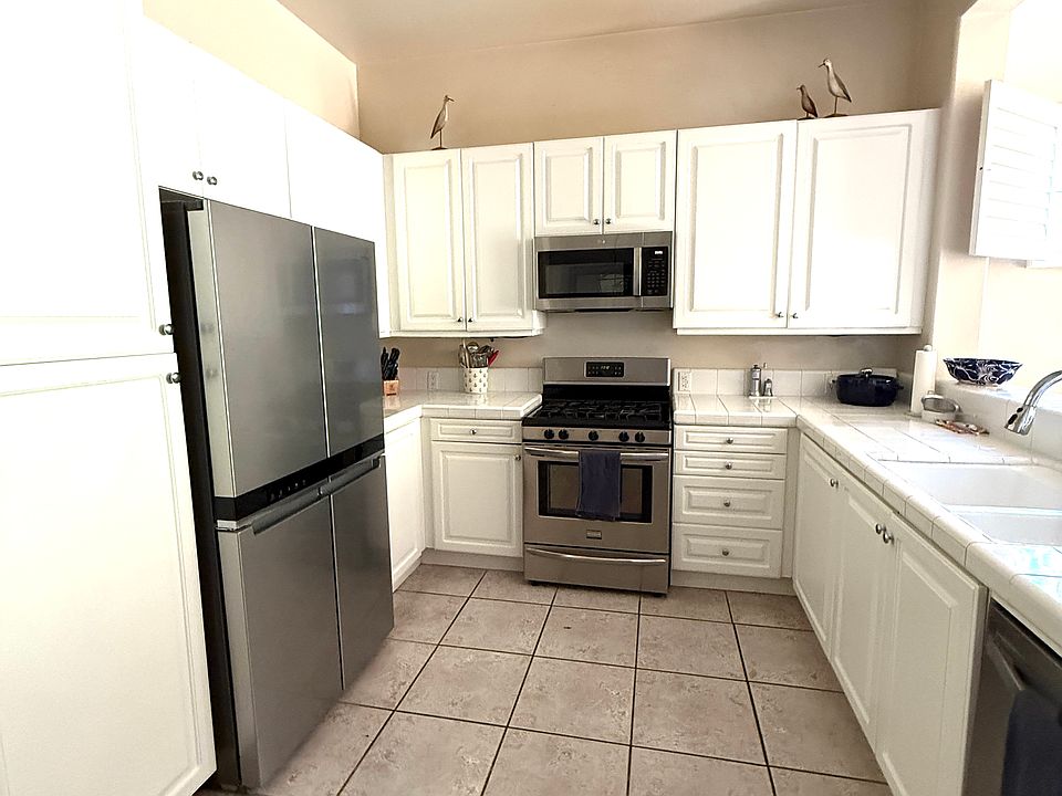 Kitchen - fridge not included