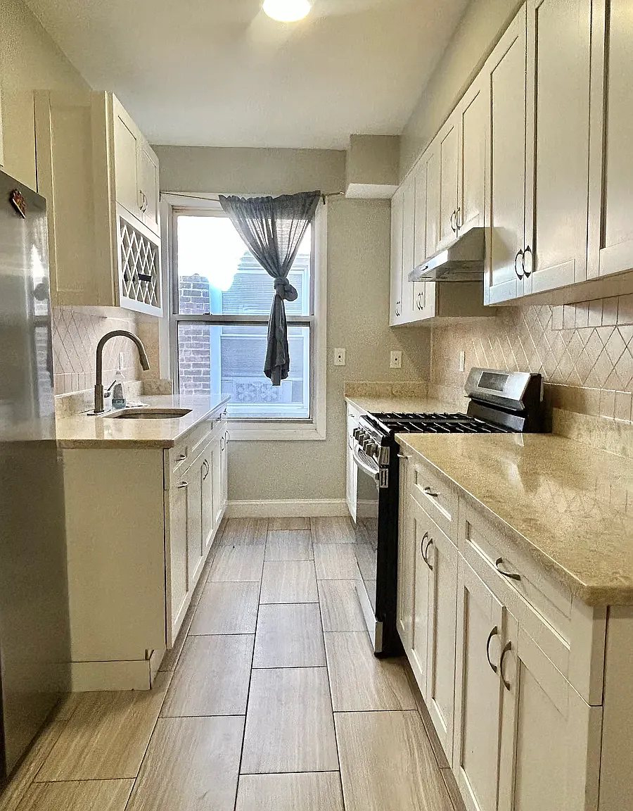 4 bed, $3,578 — Photo 1