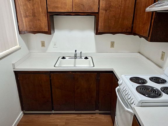 2nd image of 415 Linden Ave #415