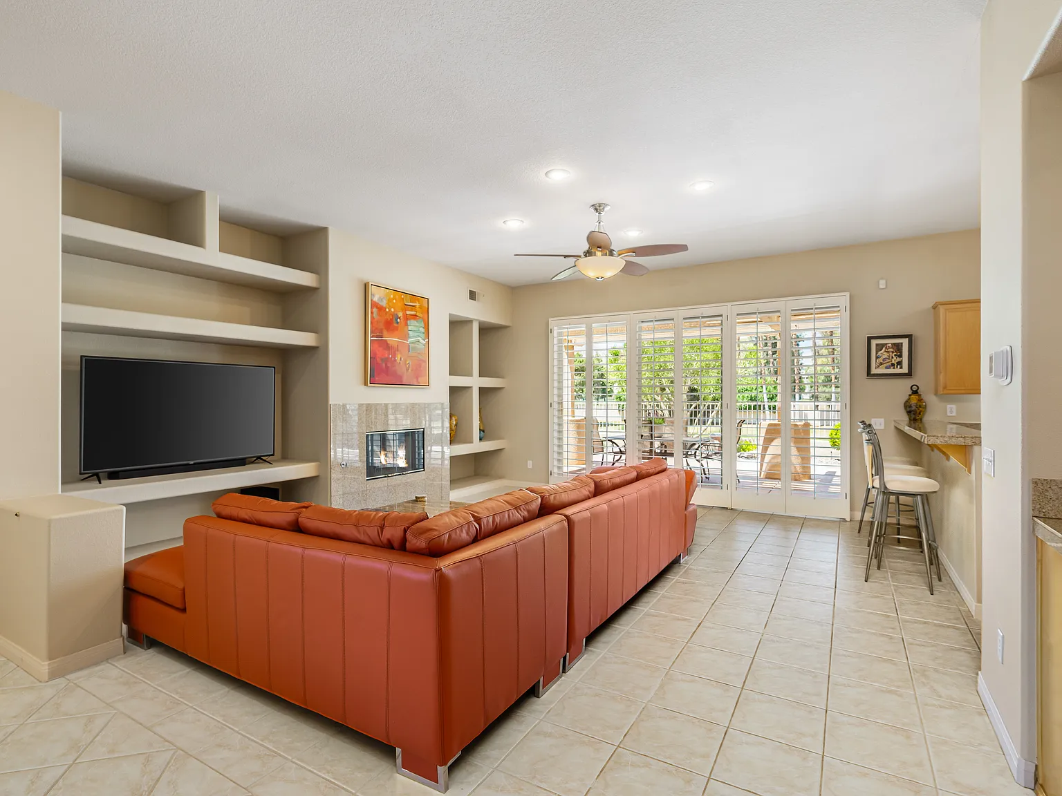285 W Kavenish Dr — Photo 3