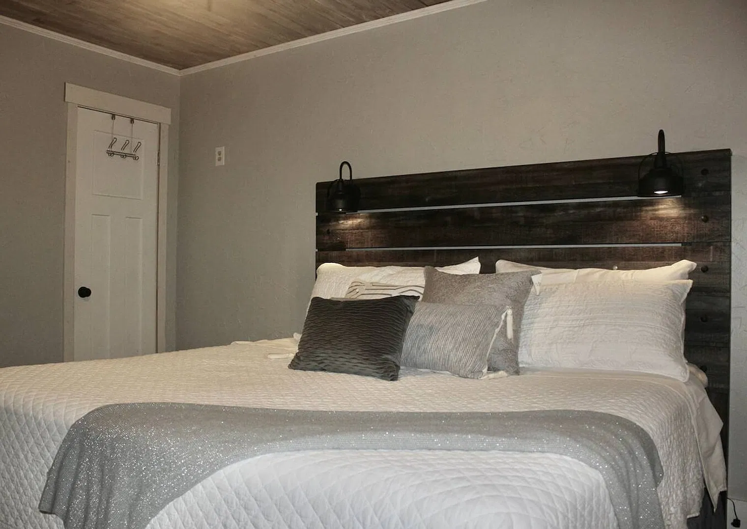 4 bed, 3.0 bath, $8,222 — Photo 4
