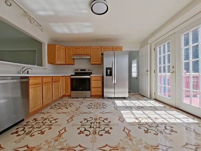 301 Cloverdale Dr — Photo 3