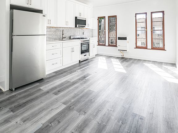 4th image of 716 N Saint Andrews Pl #208