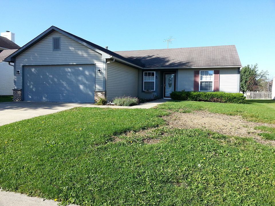 front of house showing 2 car garage