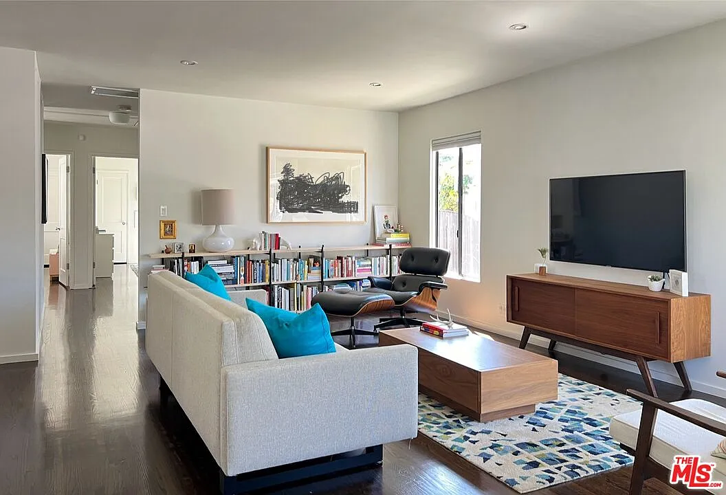 2 bed, 1.0 bath, 1174 sqft, $6,200 — Photo 3