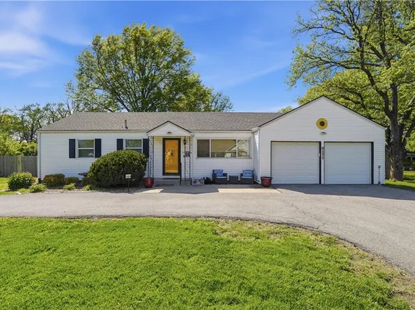 1001 N Walker Ln, Olathe, KS 66061