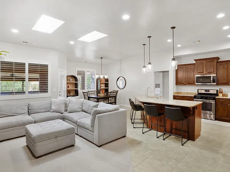 529 E Dry Springs Ln — Photo 3