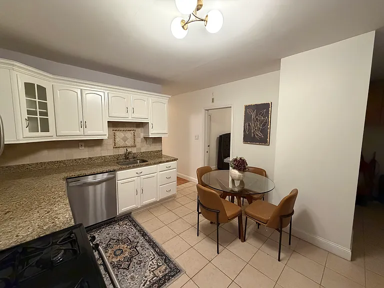 184 Green St #1 — Photo 4