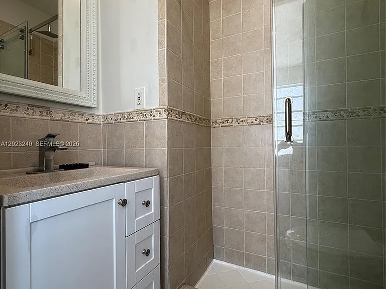 723 2nd St #8 — Photo 7