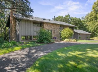 565 Lakota Ln, Chaska, MN 55318