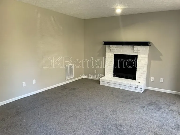 1092 Dassow Ct — Photo 3