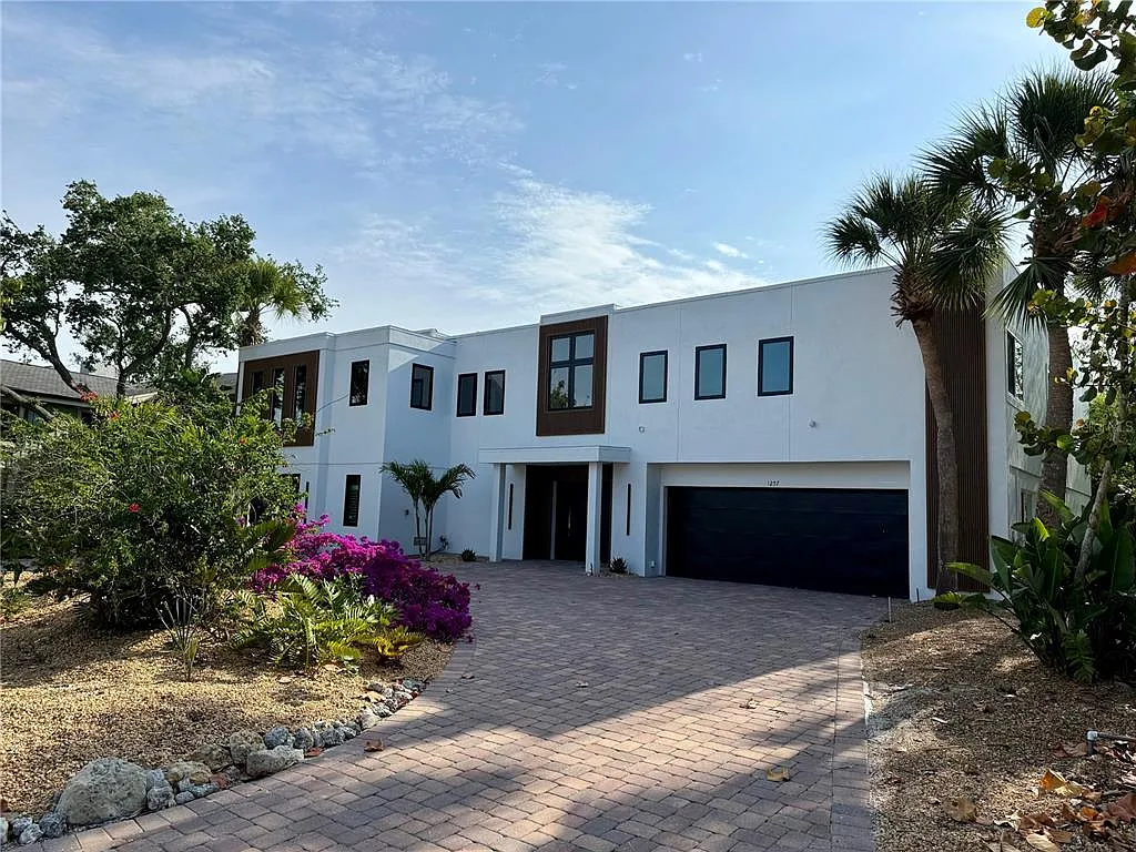 4 bed, 3.5 bath, 3882 sqft, $20,000 — Photo 3