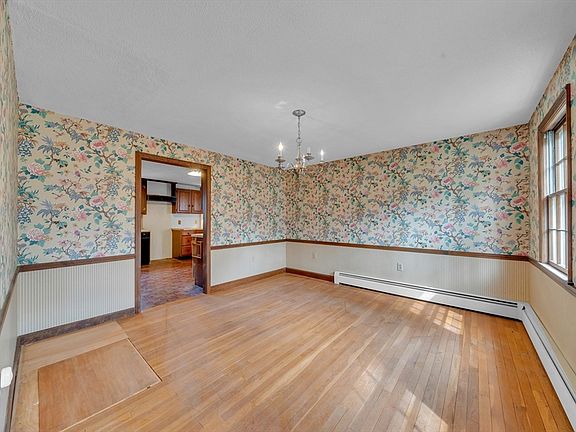 4th image of 449 Summer St