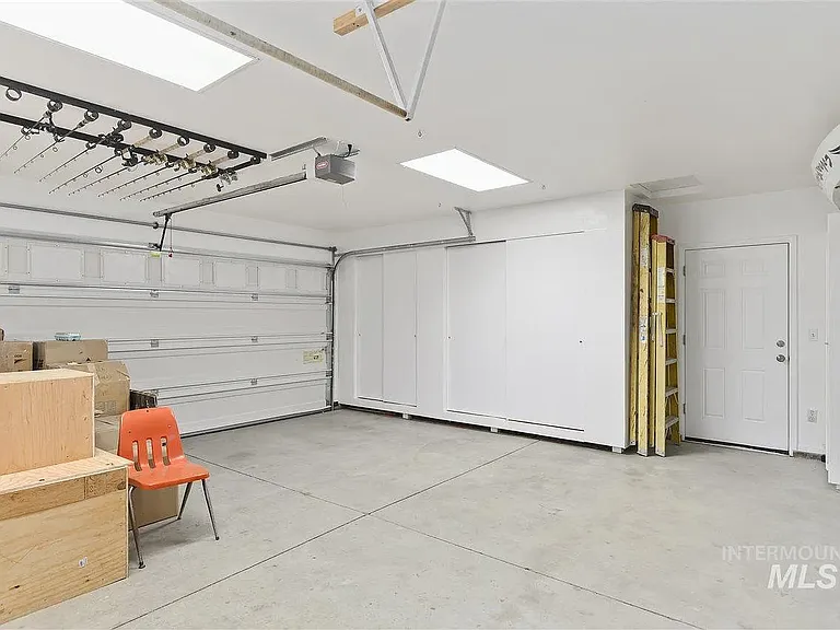 916 N Wolfsburg Ave — Photo 12