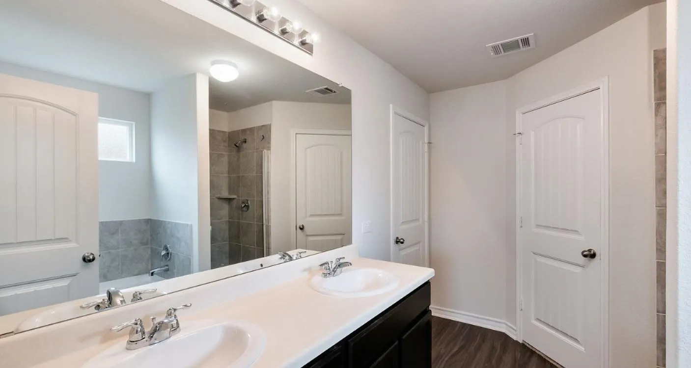 5 bed, 3.5 bath, 2678 sqft, $2,500 — Photo 2