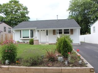 18 N Pioneer Rd, Waukegan, IL 60085