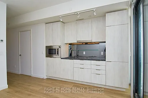215 Queen St W Photo 1