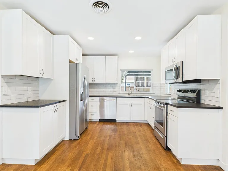 409 S Pear St — Photo 15