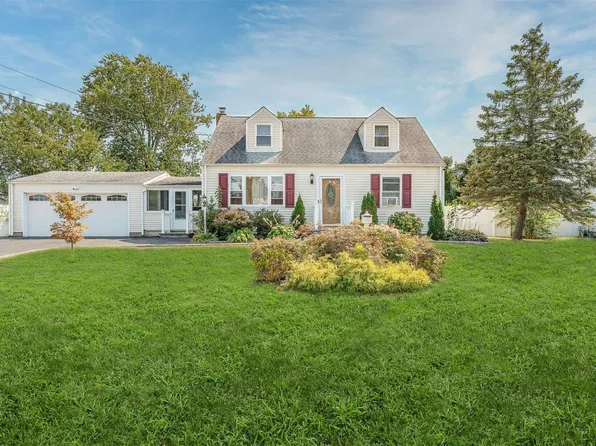 380 Parkside Court, Copiague, NY 11726