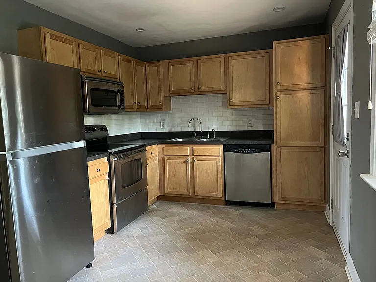 521 Clifton Rd — Photo 4