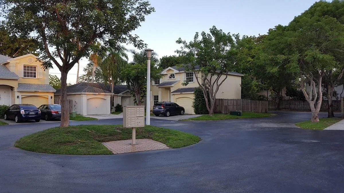 5 bed, 3.0 bath, 1971 sqft, $3,800 — Photo 2