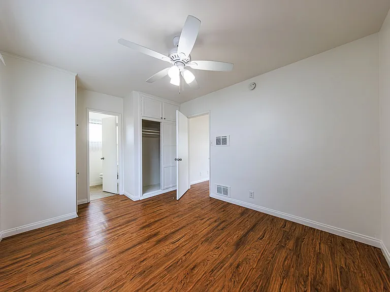 650 W Wilson Ave — Photo 32