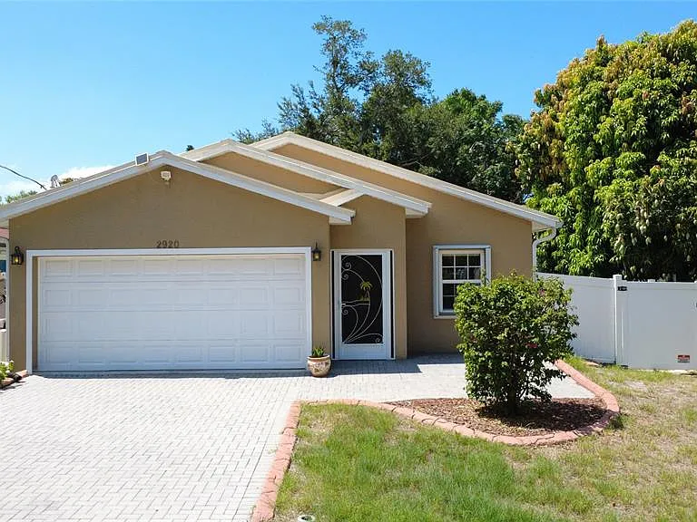 2920 Edgewood Ln — Photo 1
