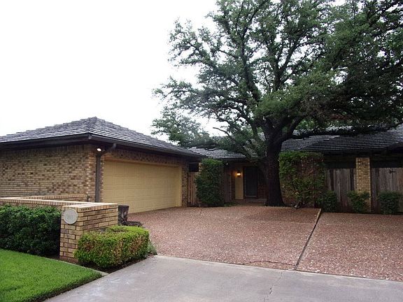2nd image of 2811 Oaklawn Dr