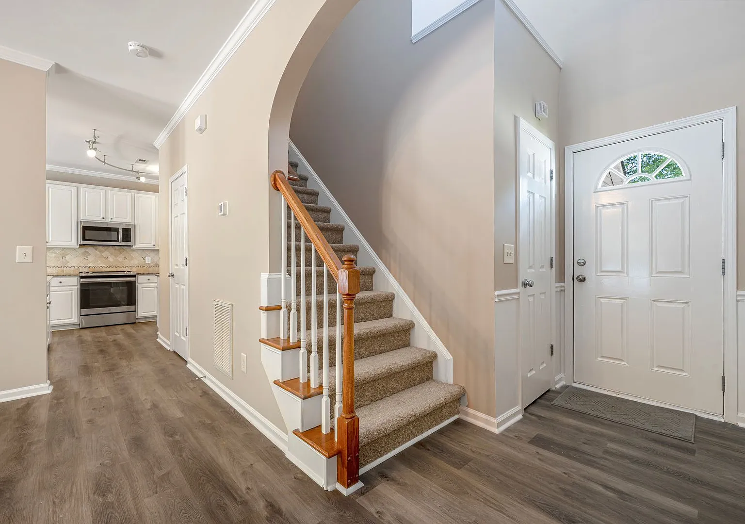 Inviting 3BR home with fenced yard, 2-car garage & great location! — Photo 3