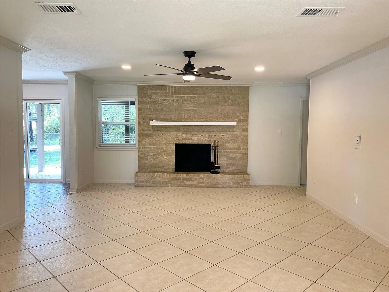 3 bed, 2.0 bath, 1576 sqft, $2,000 — Photo 2
